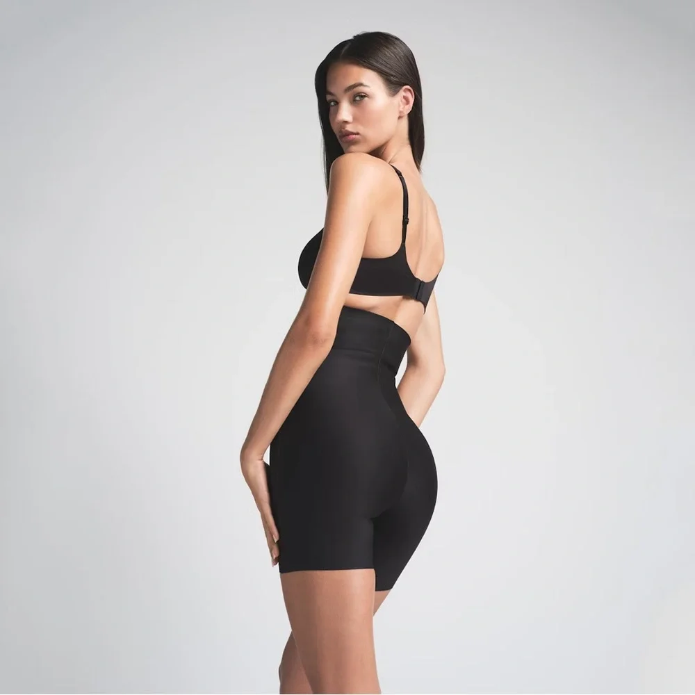 NEW SKIMS High-Waisted Mid Thigh Short- Onyx (size S)